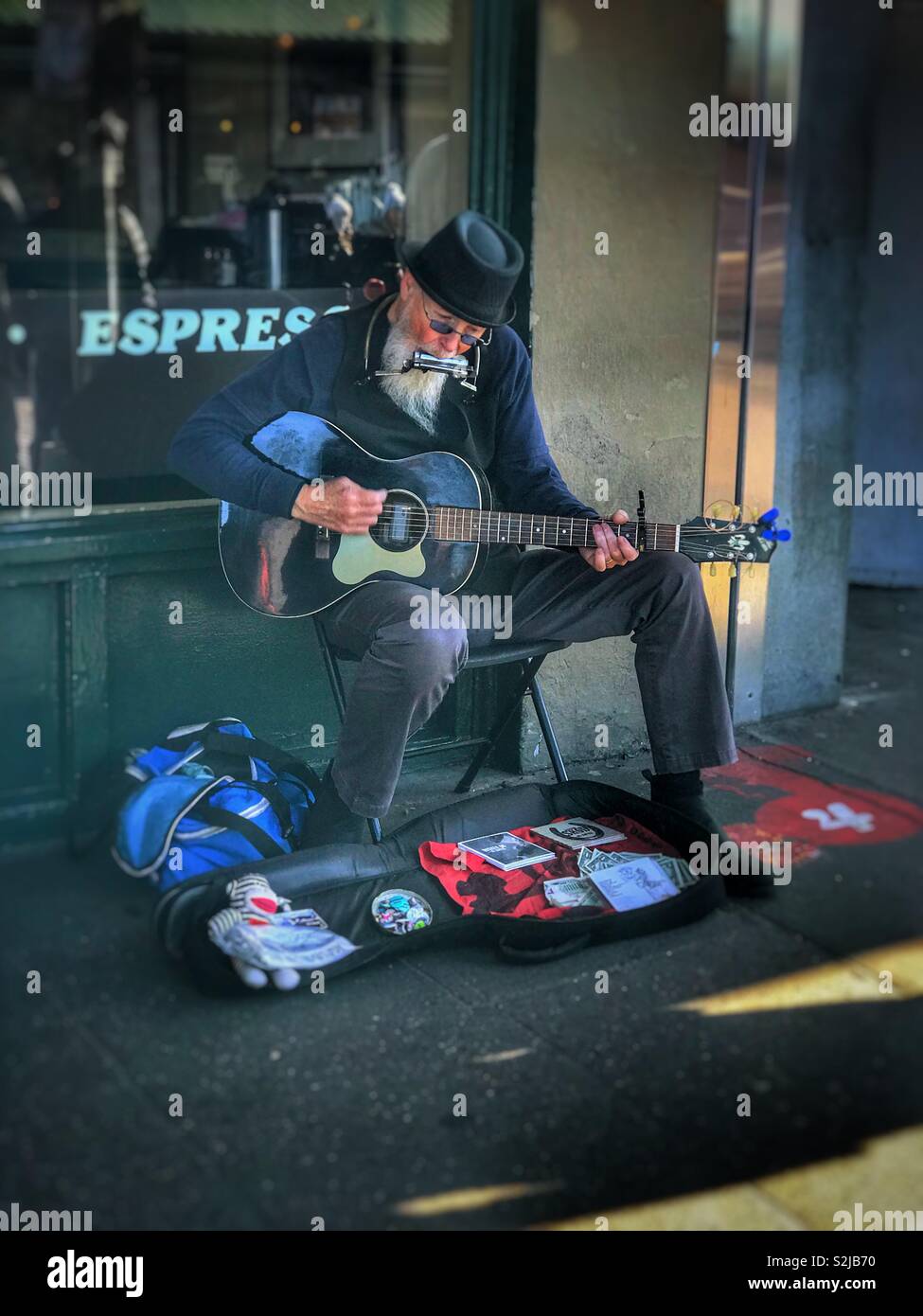 Musician playing in front of a coffee house in Pikes Market, Seattle Washington Stock Photo
