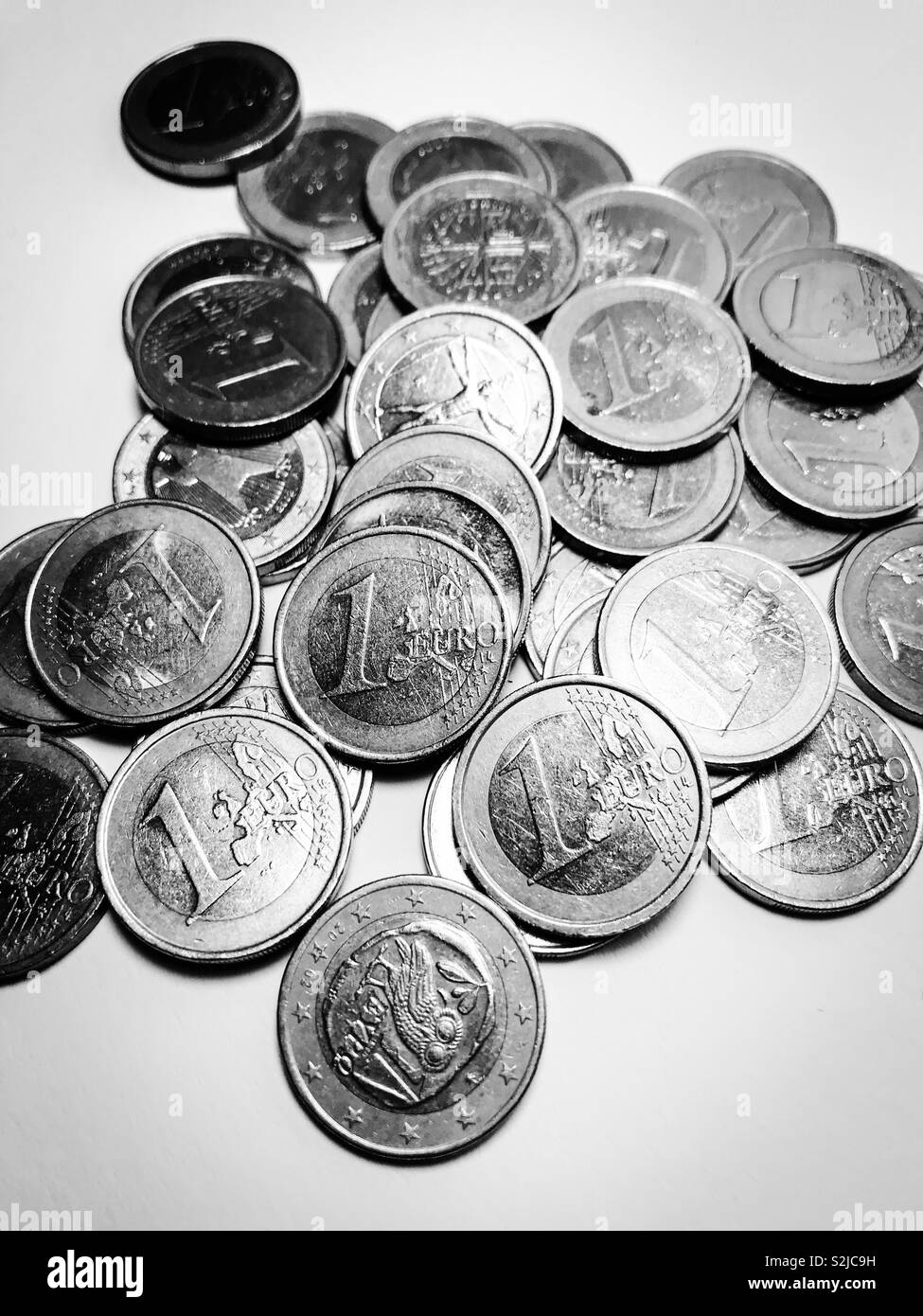 Pile of one euro coins - black and white Stock Photo - Alamy