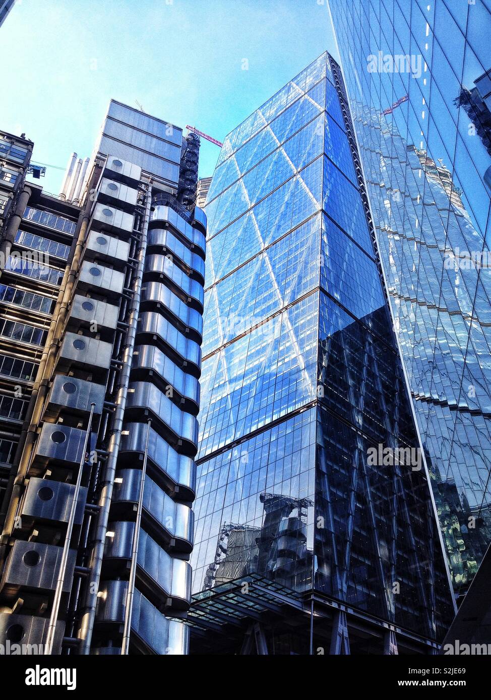 Glass and stainless steel, the Lloyds and Leadenhall buildings, modern  architecture in the City of London, England, UK Stock Photo - Alamy