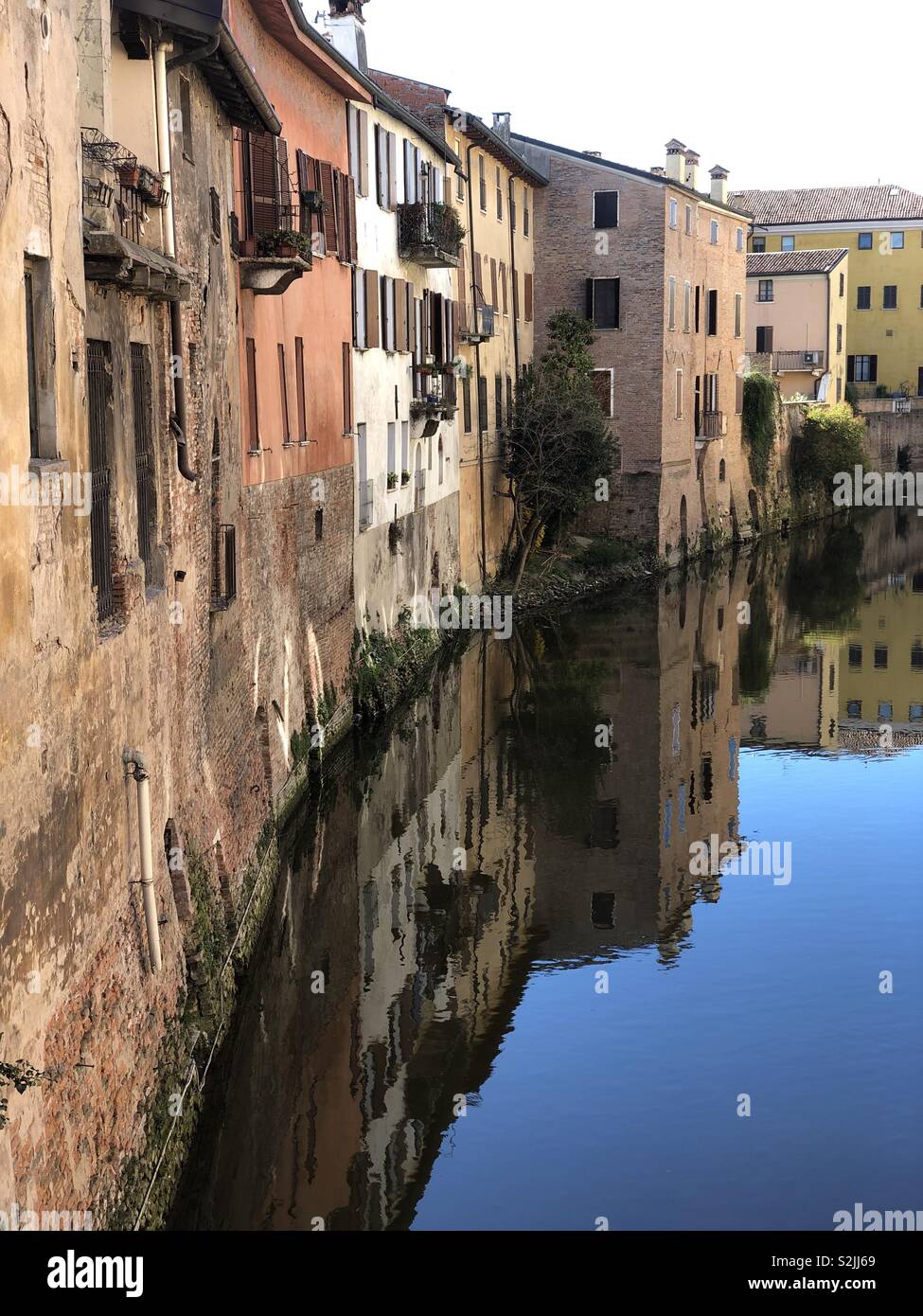 Houses on a canal of Mantova, Lombardia region, Italy Stock Photo