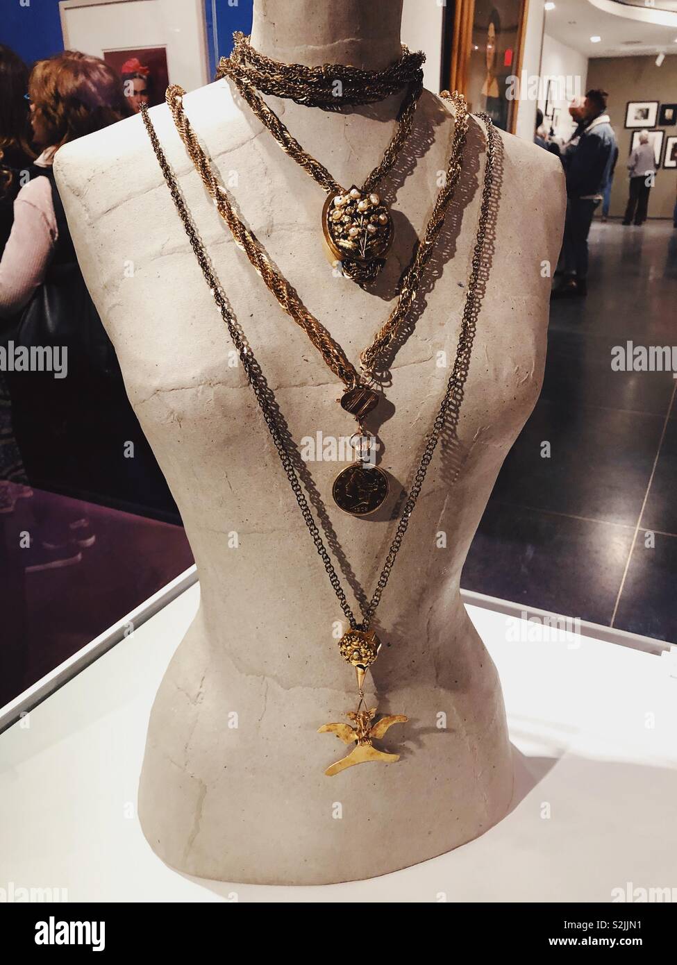 Frida Kahlo's jewelry : Appearances Can Be Deceiving Exhibit, Brooklyn  Museum, 2019 Stock Photo - Alamy