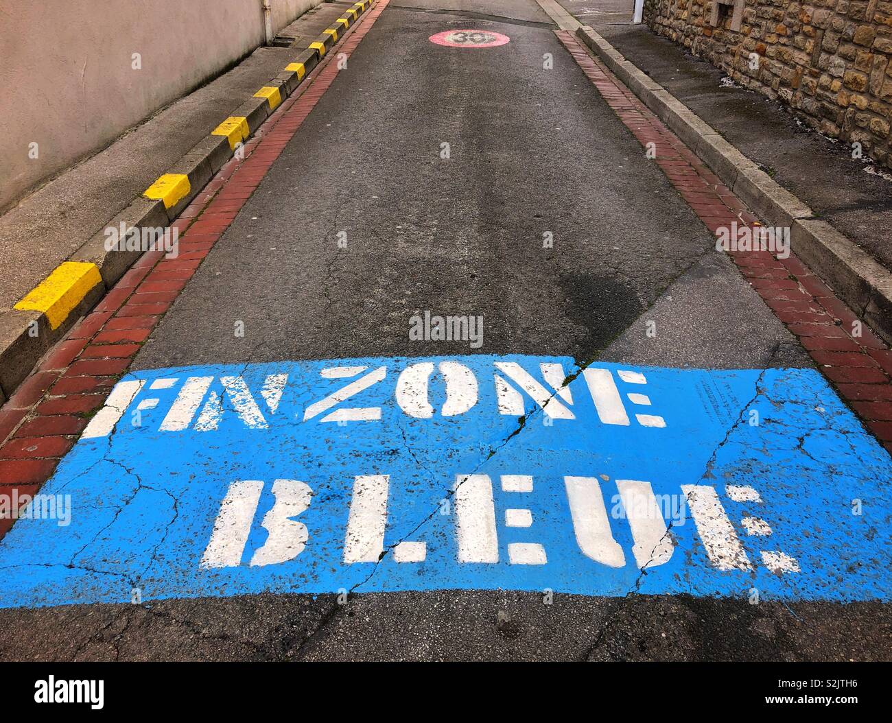 Fin Zone bleue sign on a french side road - Smartphone Captured Stock Image