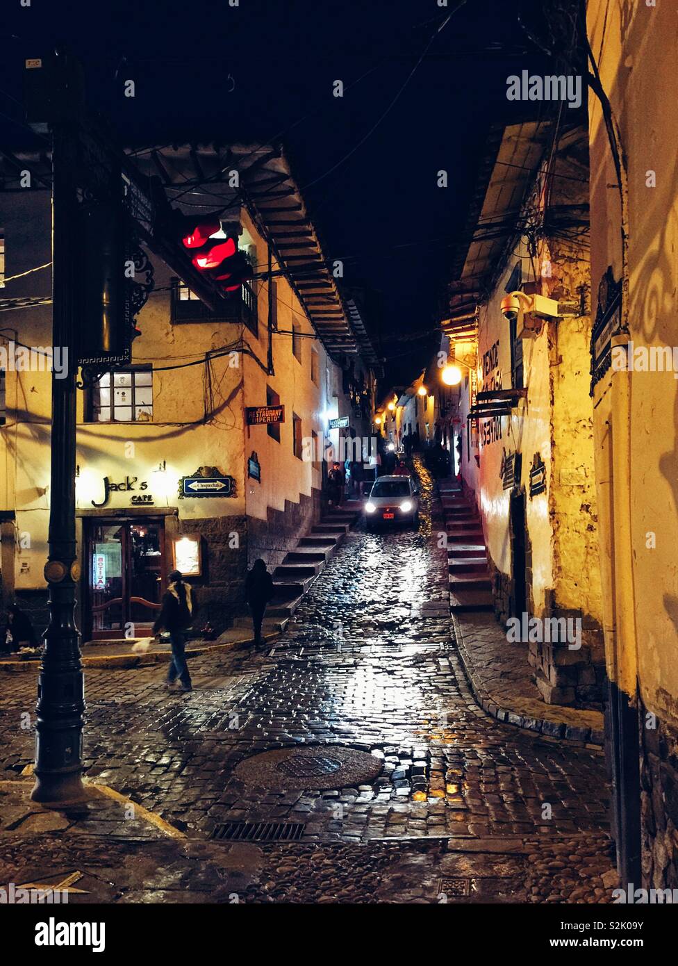 Night life on the steep cobblestone streets of Cusco, Peru Stock Photo