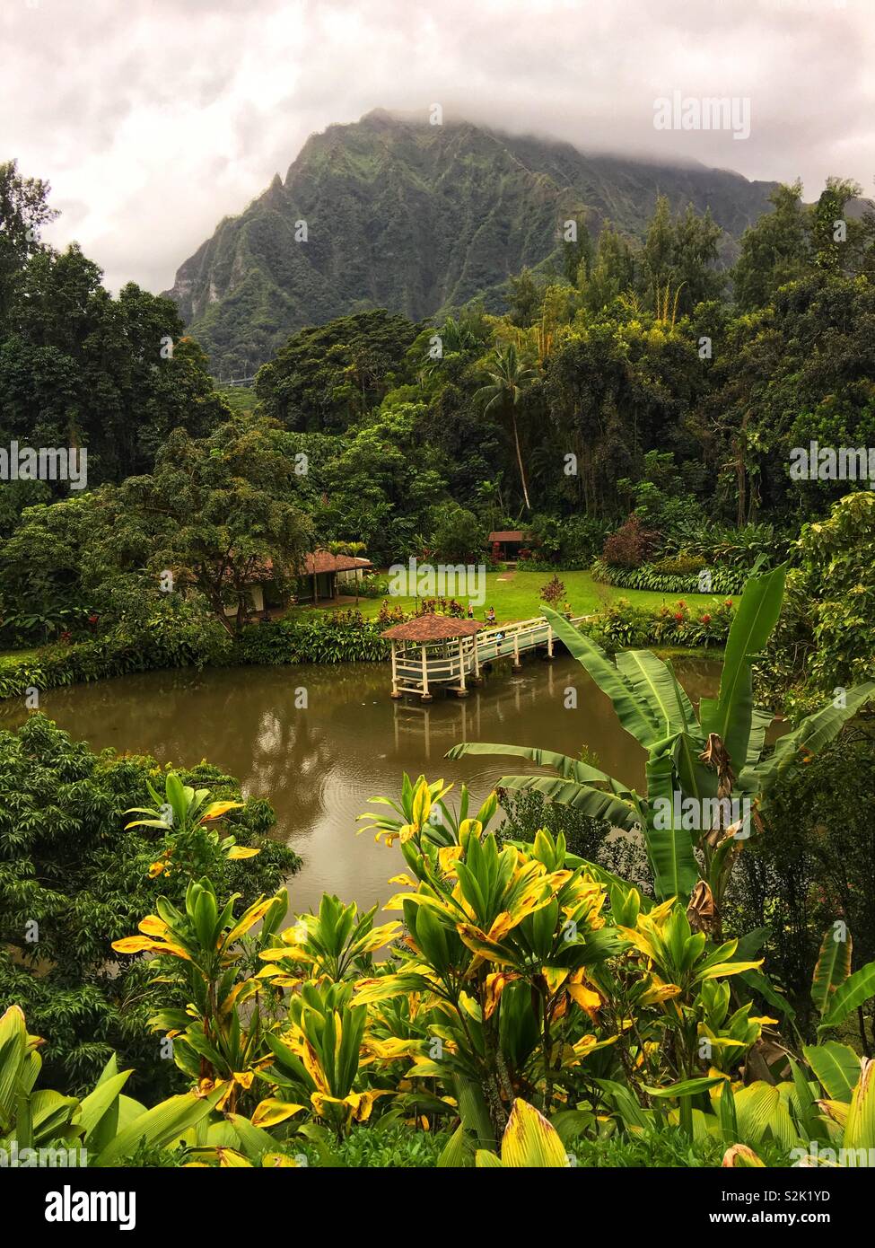 View of Stairway to Heaven Trail in Kaneohe, Hawaii also known as Haʻikū Stairs or Haʻikū Ladder as seen from Haiku Gardens. Stock Photo
