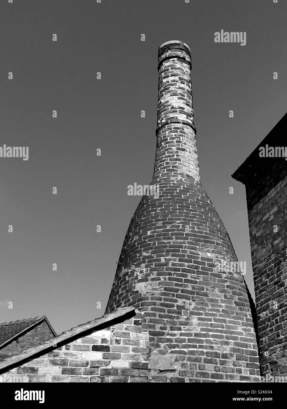 The old bottle kiln chimney Stock Photo Alamy