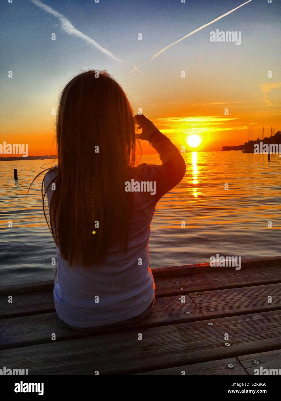 Sunset girl ocean hi-res stock photography and images - Alamy