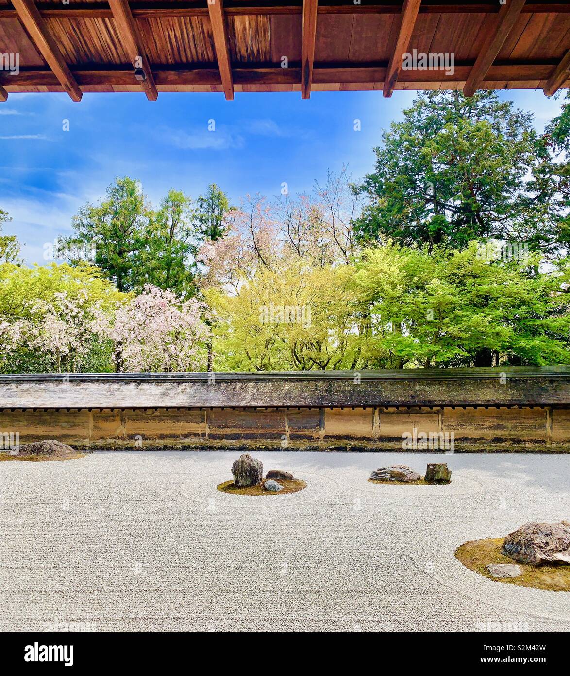 The beautiful & Peaceful Rock garden at the Ryōan-ji temple in Kyoto ...