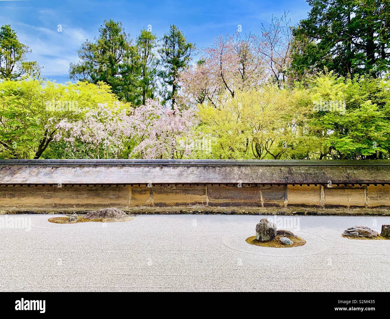 The beautiful & Peaceful Rock garden at the Ryōan-ji temple in Kyoto ...
