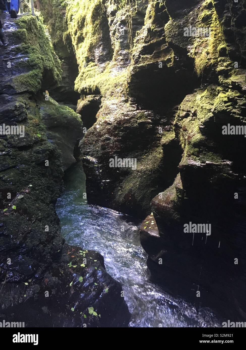 Wet cave rocks hi-res stock photography and images - Alamy