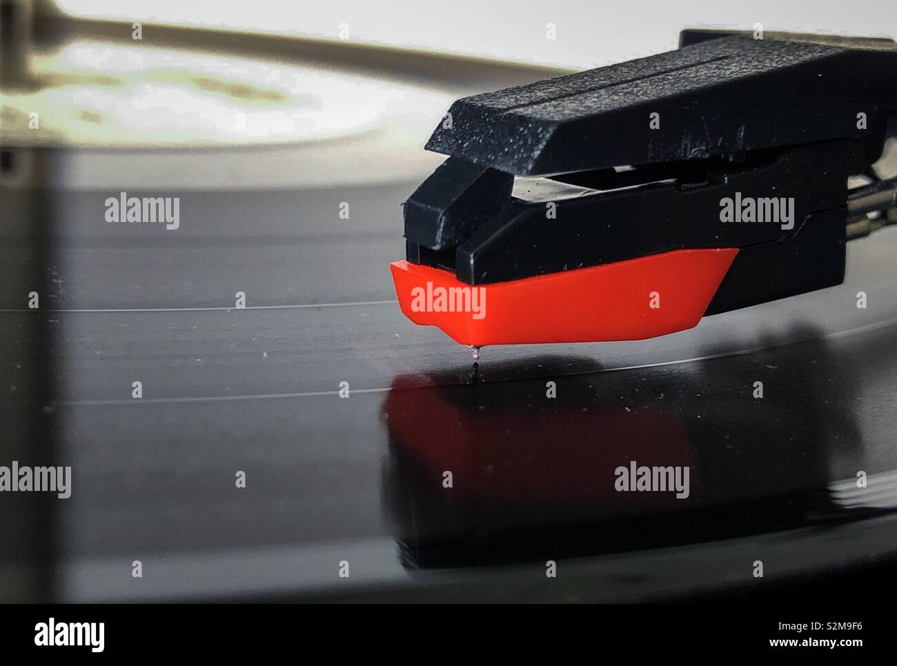 Turntable needle on a vinyl record Stock Photo Alamy