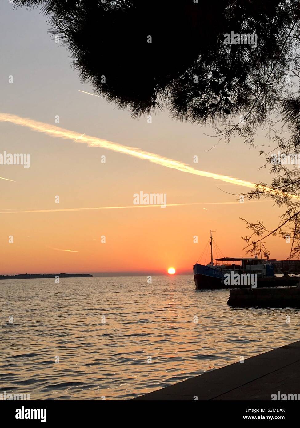 Boat in silhouette hi-res stock photography and images - Alamy