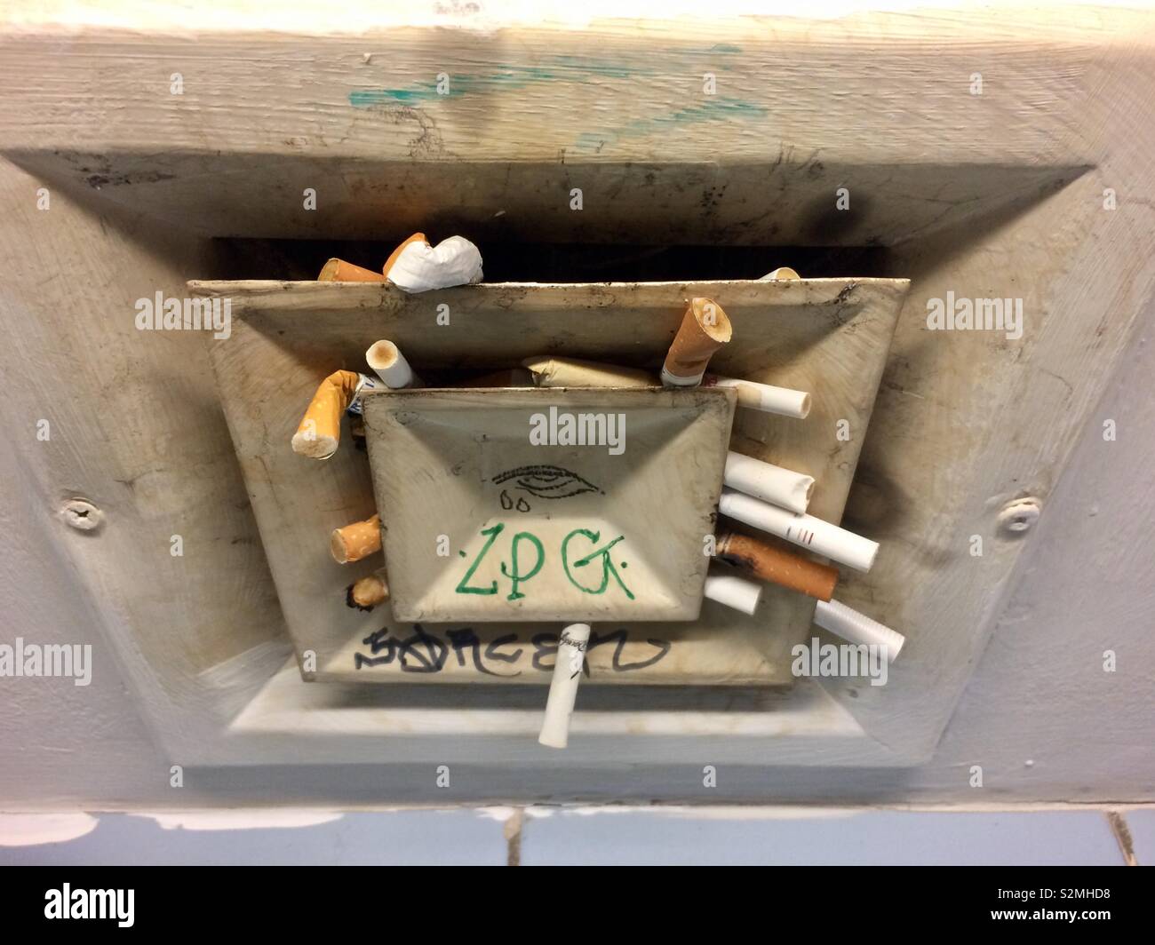 cigarettes down the toilet Smoking in public toilet hi-res stock photography and images