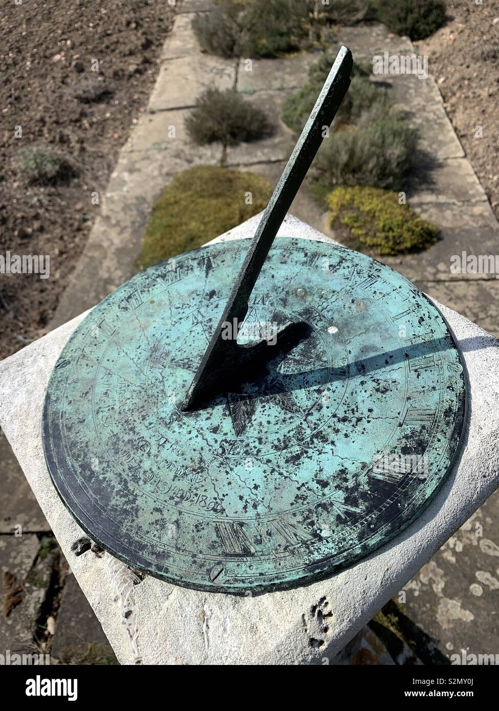 Sundial clock hires stock photography and images Alamy