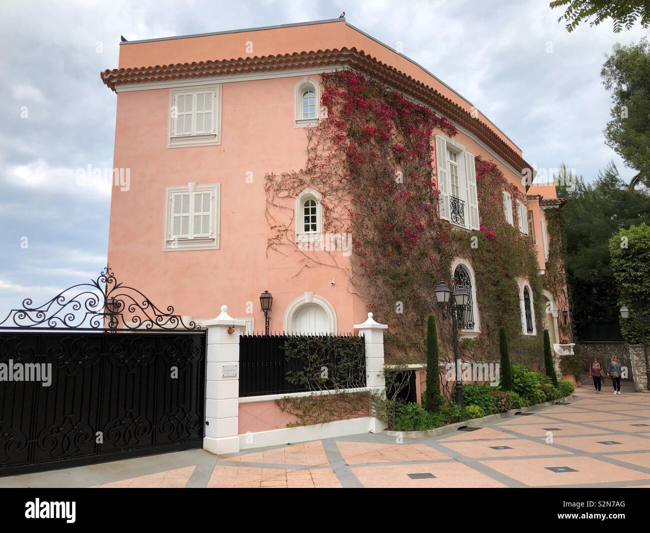 View of the Villa Lo Scoglietto, Cap Ferrat, Riviera, on the Cote d'Azur from the Place David Niven on the coastal path, was home to Actor David Niven, until 1983, previously home of Charlie Chaplin. Stock Photo