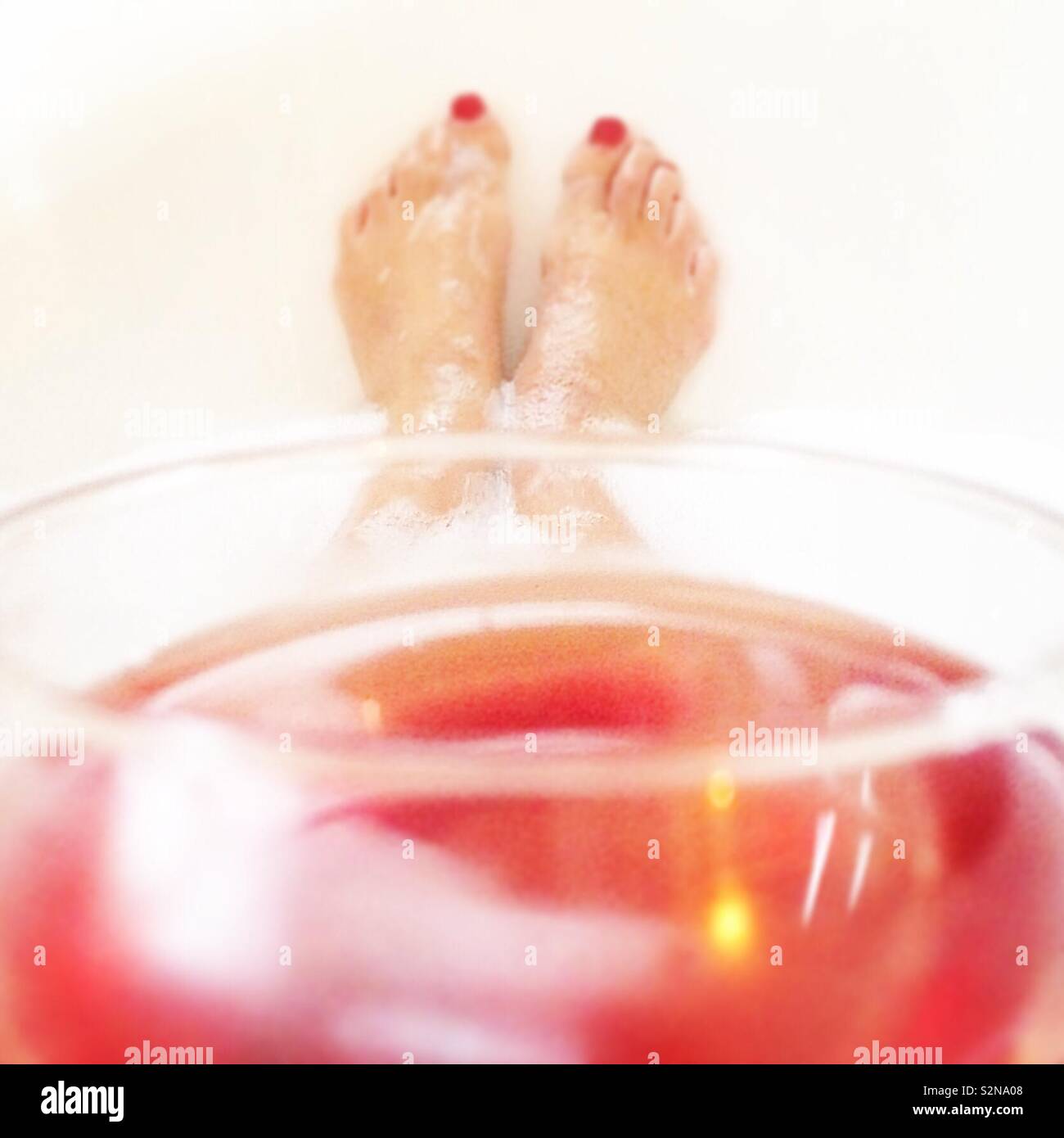 https://c8.alamy.com/comp/S2NA08/a-relaxing-glass-of-ros-in-a-bubble-bath-S2NA08.jpg