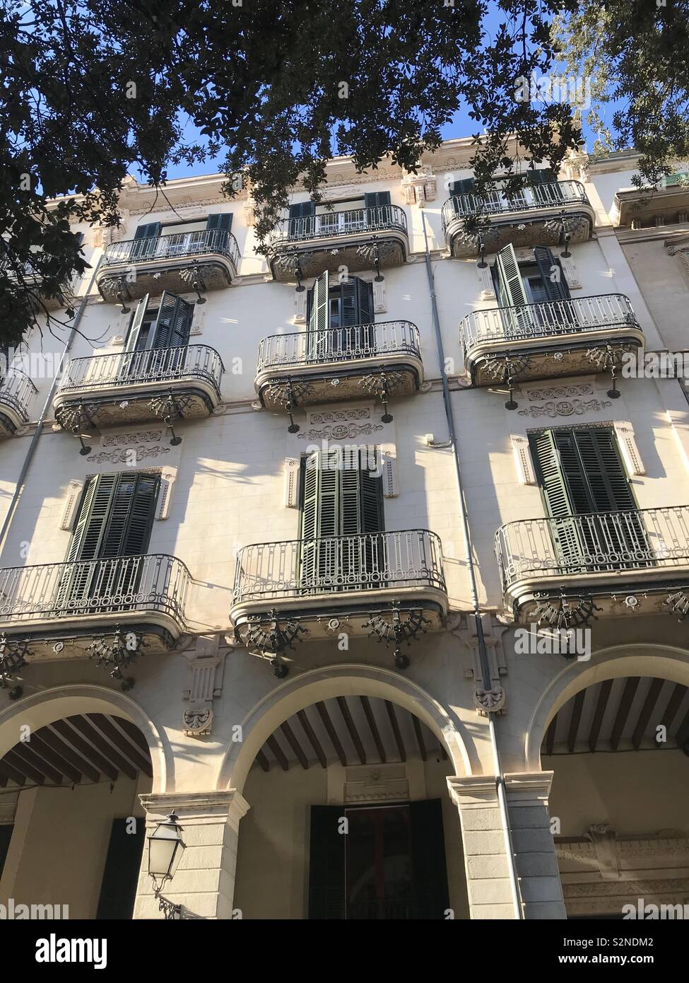 Häuserfassade mit Spanischen Balkonen in Palma de Mallorca Stock Photo