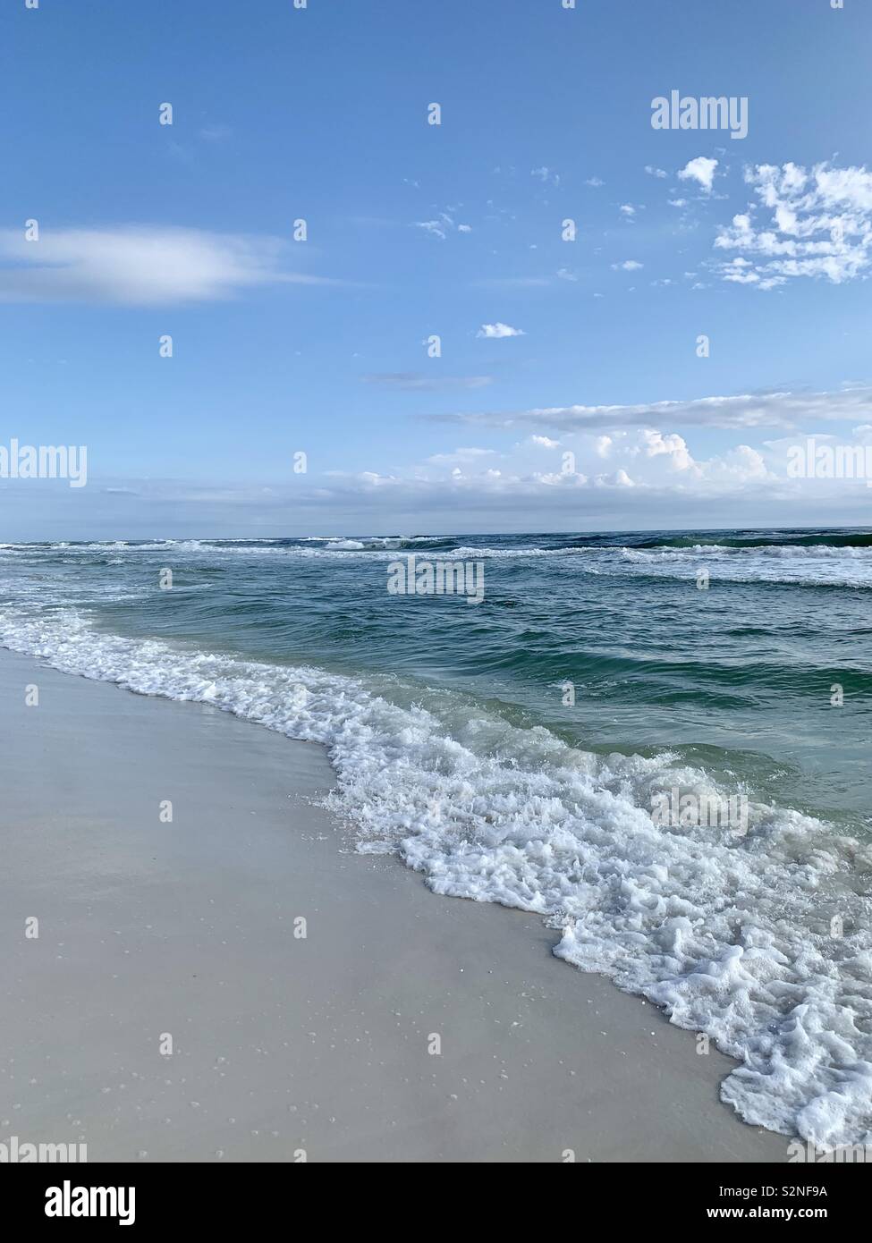 Beautiful waves on paradise beach hi-res stock photography and images ...