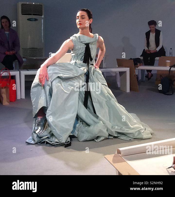 Erin O'Connor posing for a fashion drawing masterclass Stock Photo