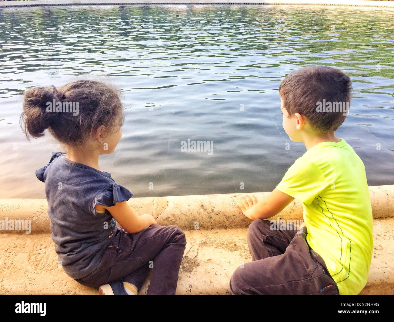 Sitting back to back boy girl hi-res stock photography and images - Alamy