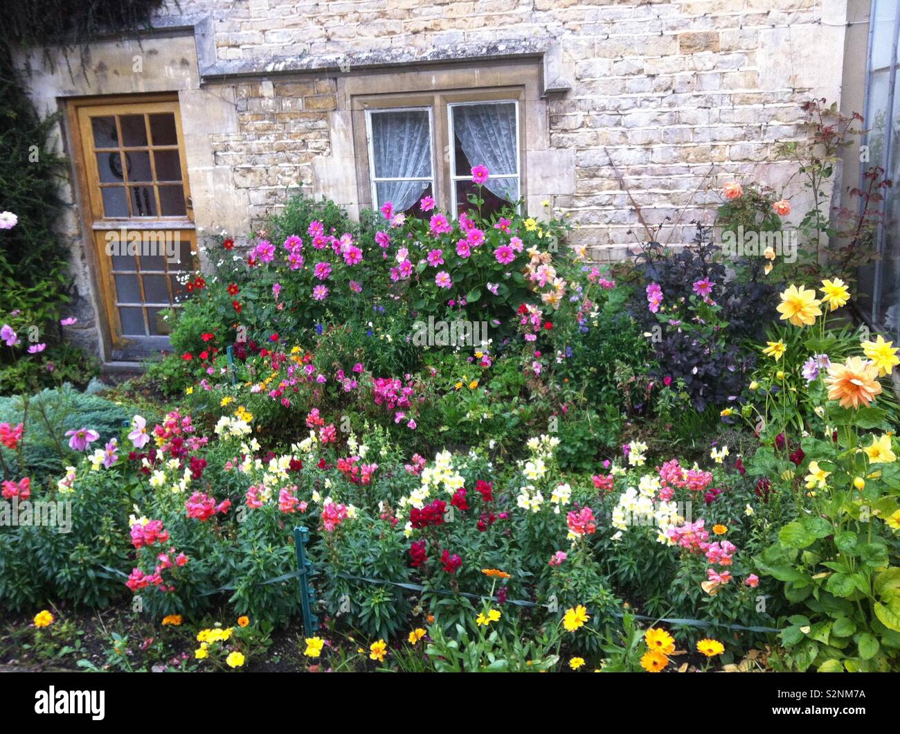 English Country Garden Stock Photo - Alamy
