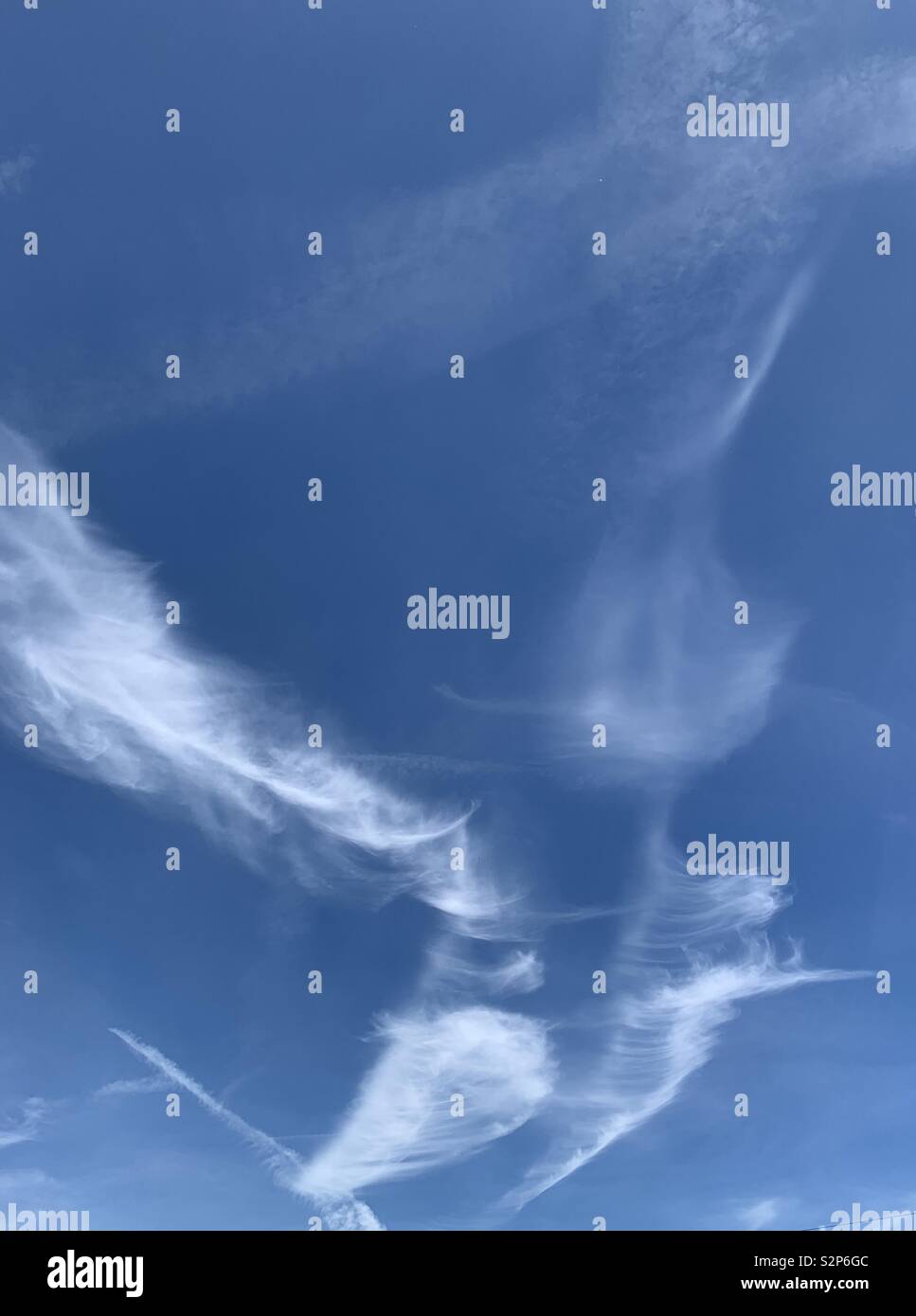 Wispy Clouds Stock Photos & Wispy Clouds Stock Images - Alamy