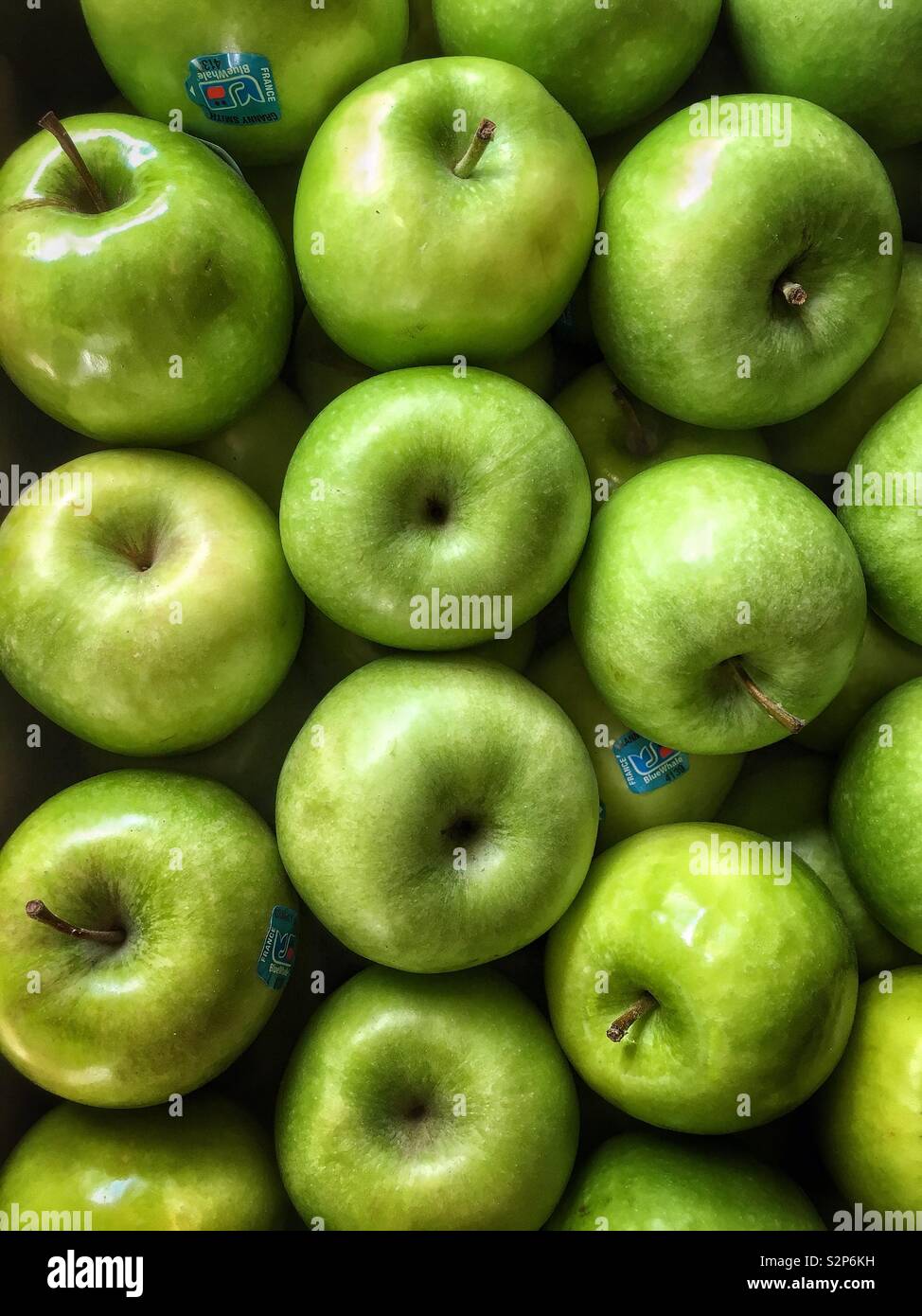 Granny Smith apples on sale at a UK farm shop Stock Photo Alamy