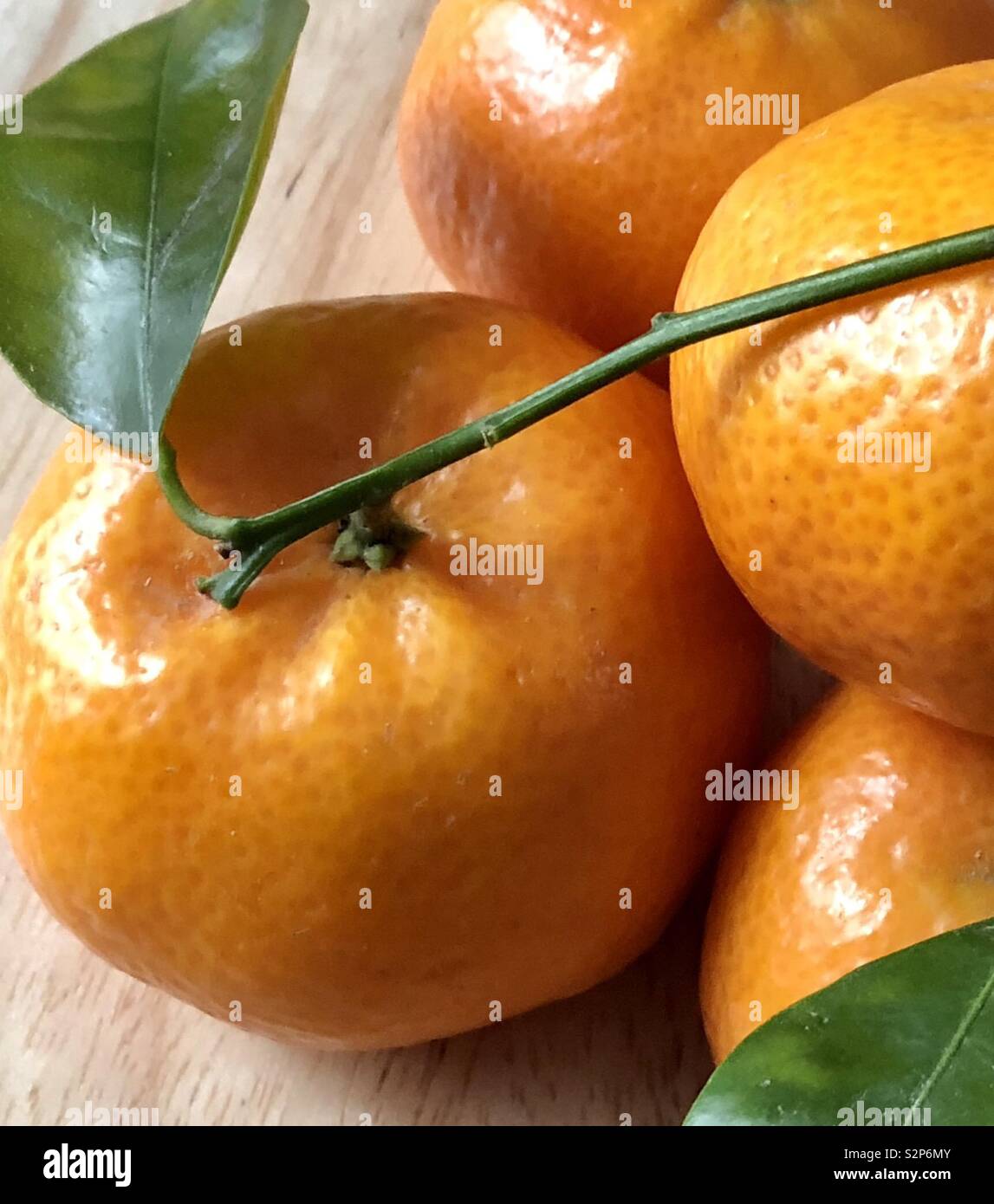 Fresh clementines with stem and green leaves Stock Photo Alamy