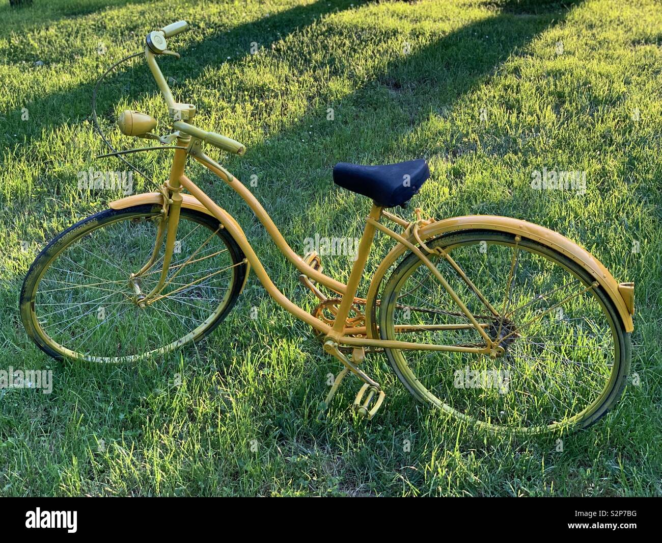 Yellow vintage bicycle Stock Photo Alamy