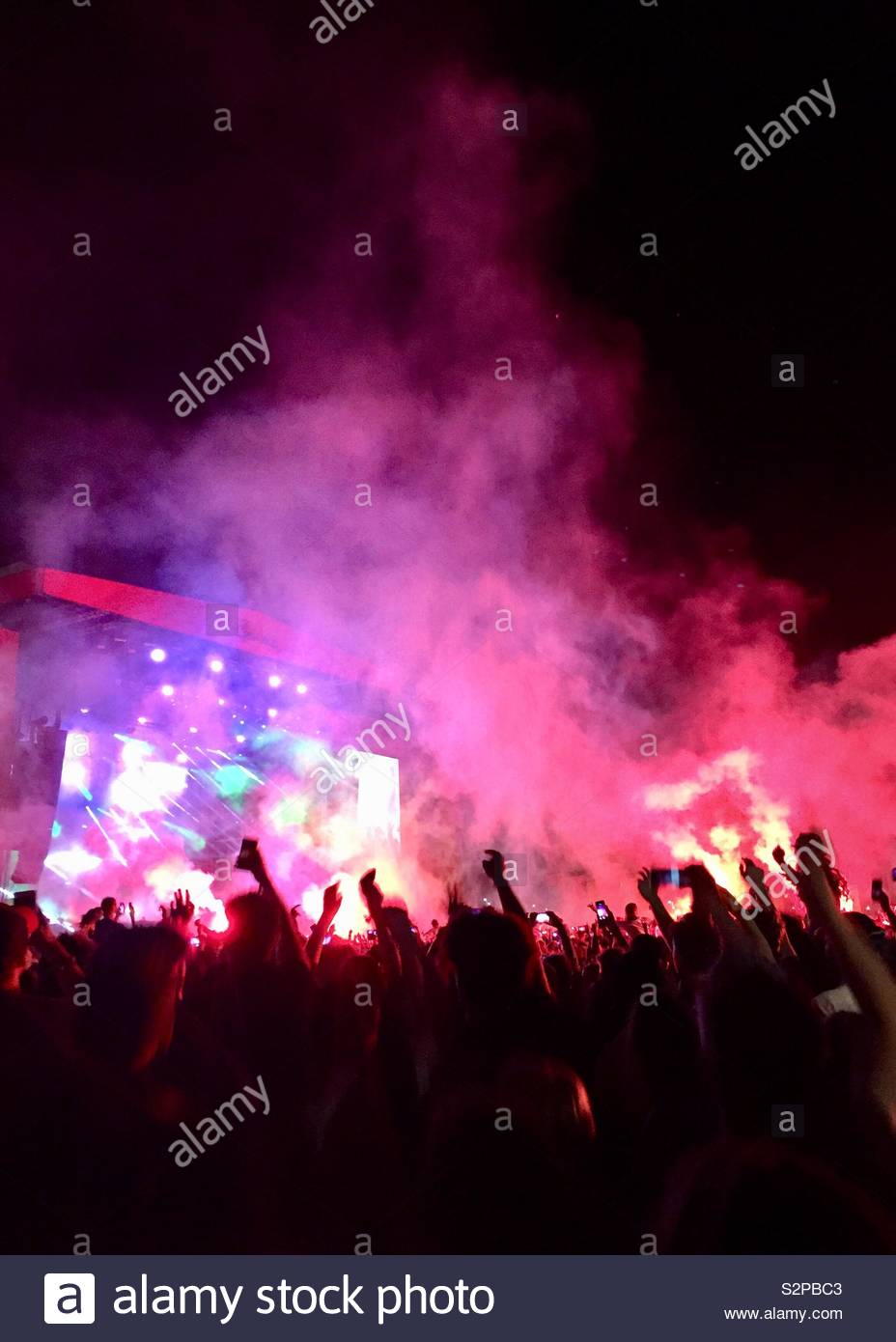 Up arms crowd hi-res stock photography and images - Alamy