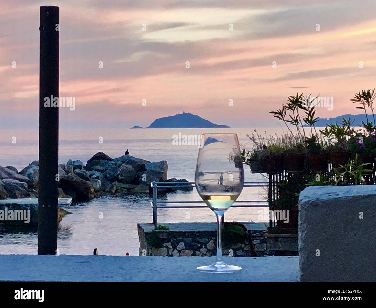 Aperitivo in riva al mare con una splendida vista Stock Photo - Alamy
