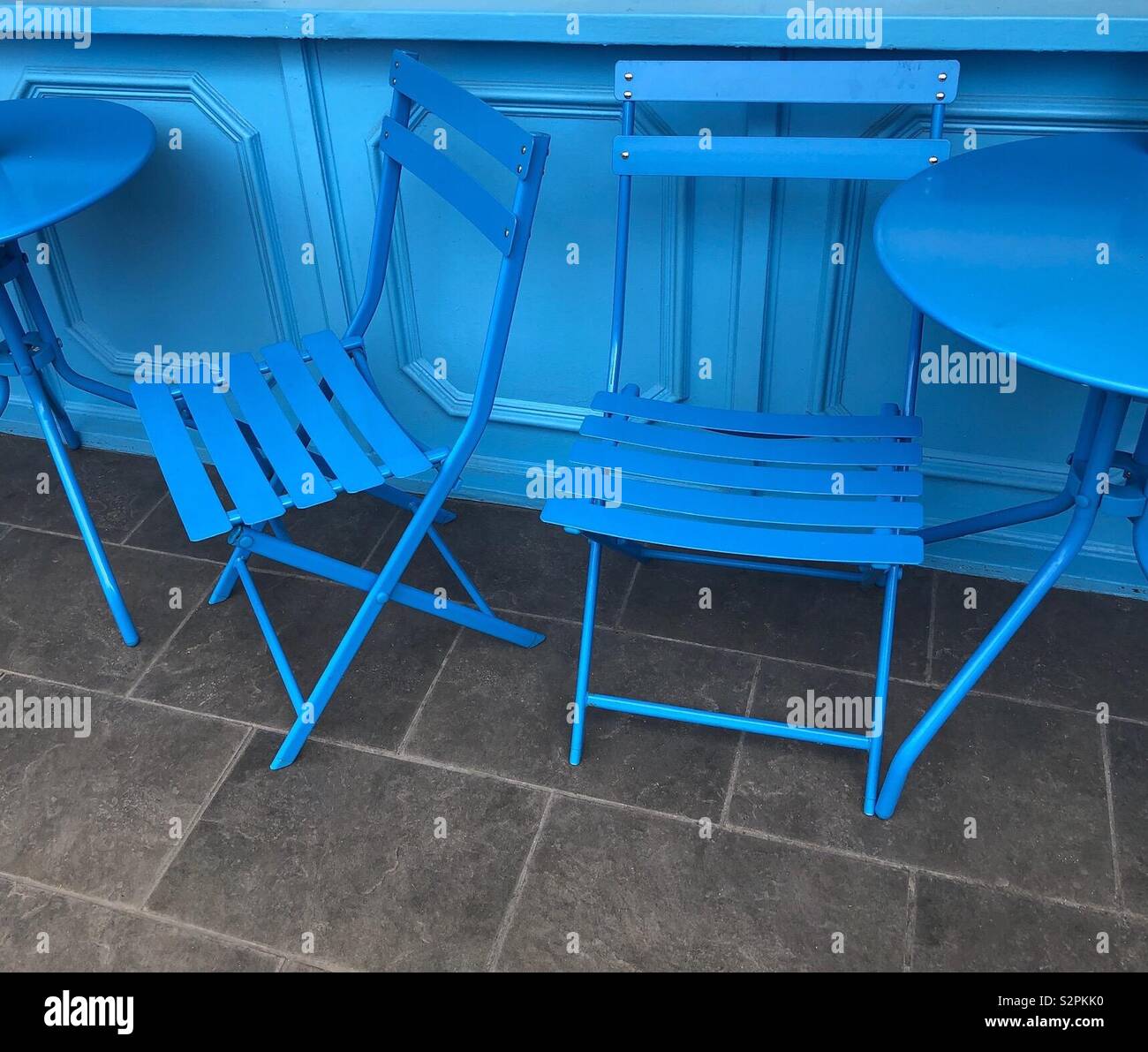 Cafe outdoor tables hires stock photography and images Alamy