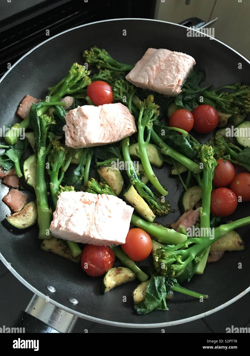 Dinner salmon veg Stock Photo Alamy