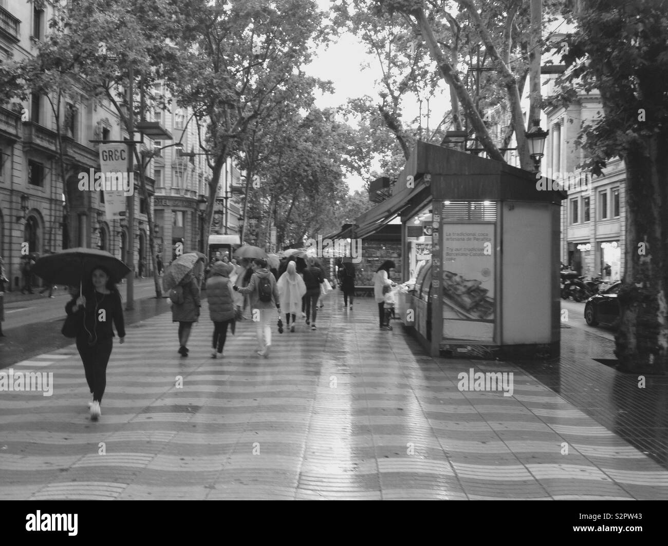 Cestino auto in piena Rambla di Barcelona Spagna Foto stock - Alamy
