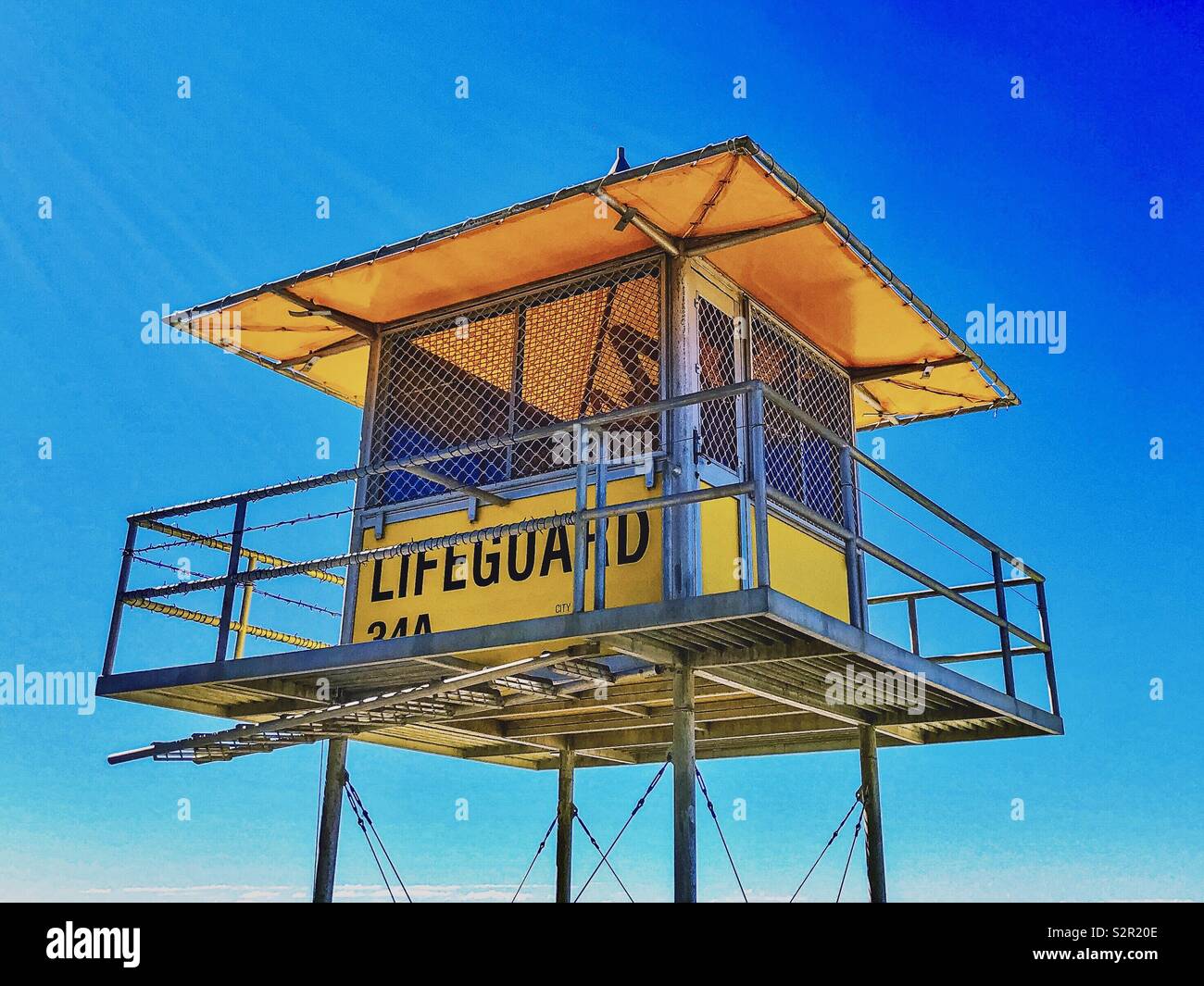 Lifeguard rescue tower in sunny Australië Stock Photo - Alamy