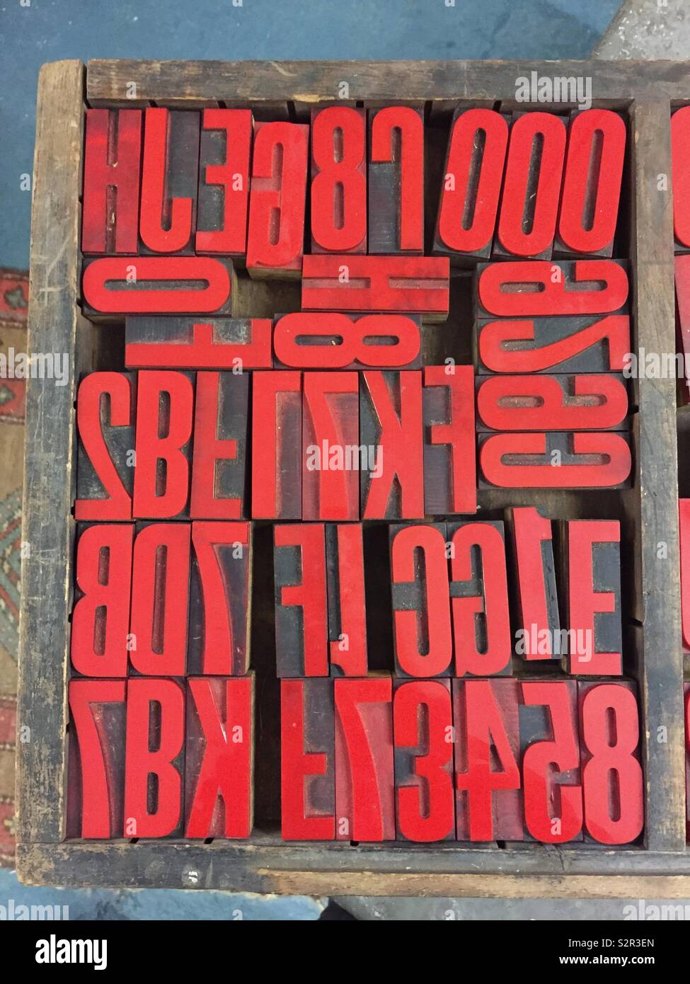 Old printers tray with letterpress blocks Stock Photo Alamy