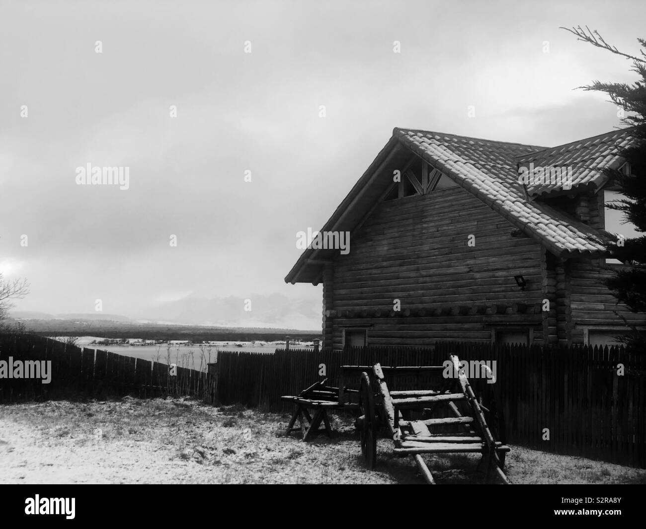 Black and white log cabin hi-res stock photography and images - Alamy