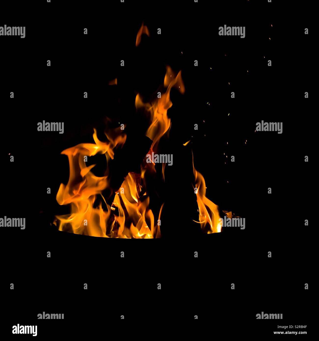 Flames of a campfire at night hi-res stock photography and images - Alamy