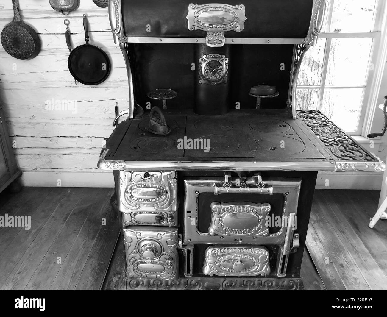 Antique cast iron wood stove and kitchen display at the historic fur  trading post and interpretive museum at Fort Edmonton Park in Edmonton,  Alberta, Canada Stock Photo - Alamy
