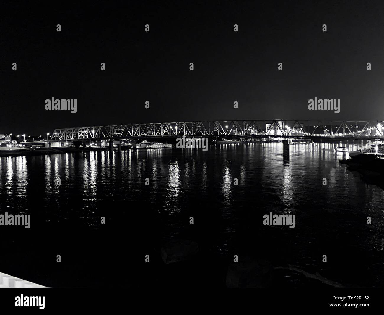Black and white bridges hi-res stock photography and images - Alamy