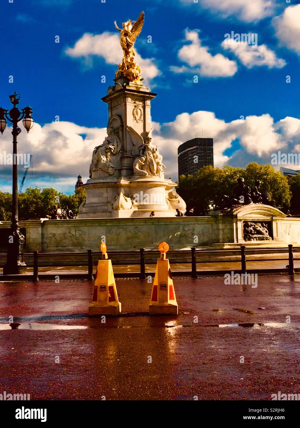 Statue outside buckingham palace hires stock photography and images