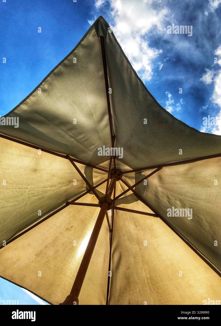 Garden umbrella hires stock photography and images Alamy