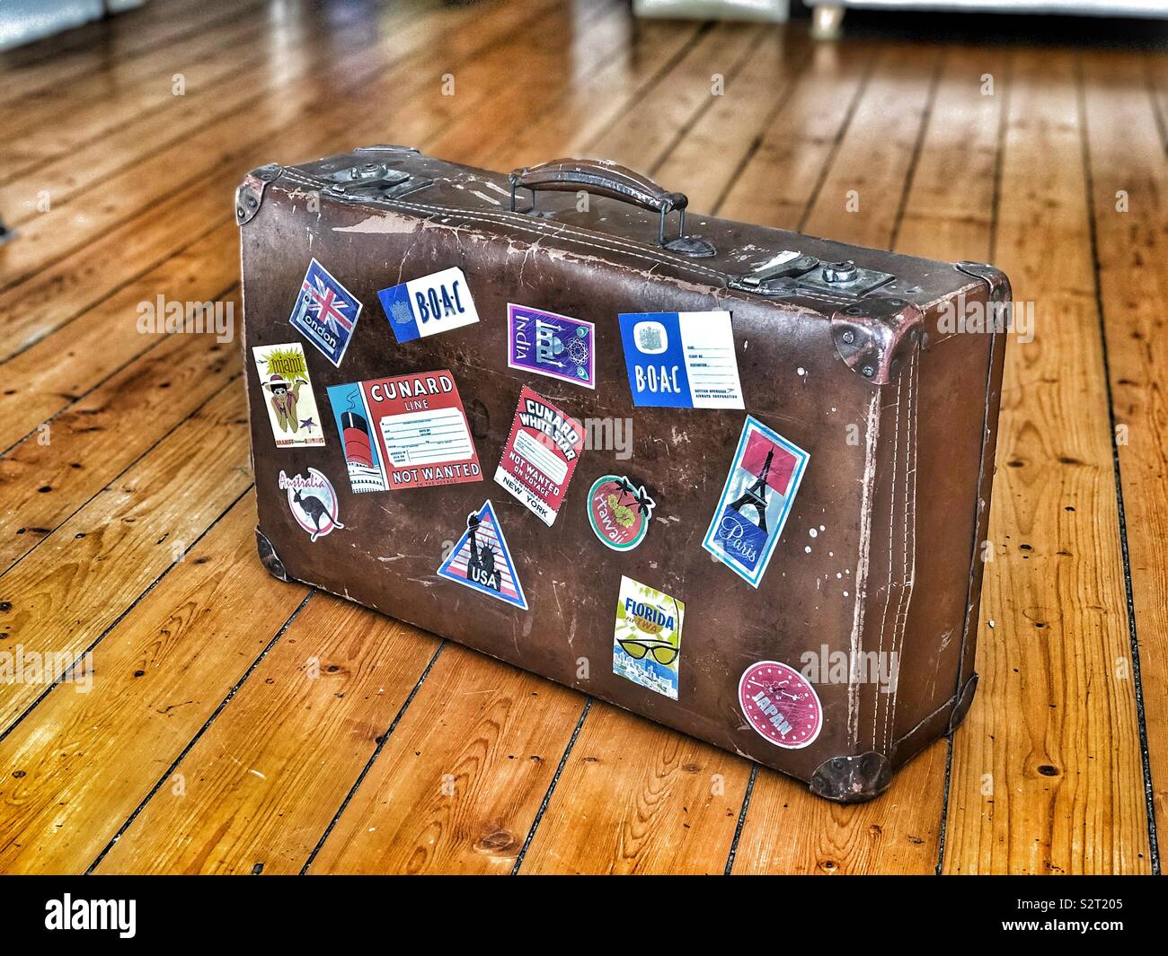 Vintage luggage labels hi-res stock photography and images - Alamy