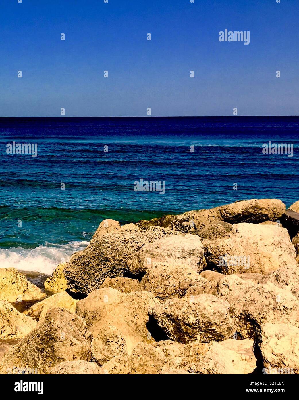 Summer beach rocks hi-res stock photography and images - Alamy