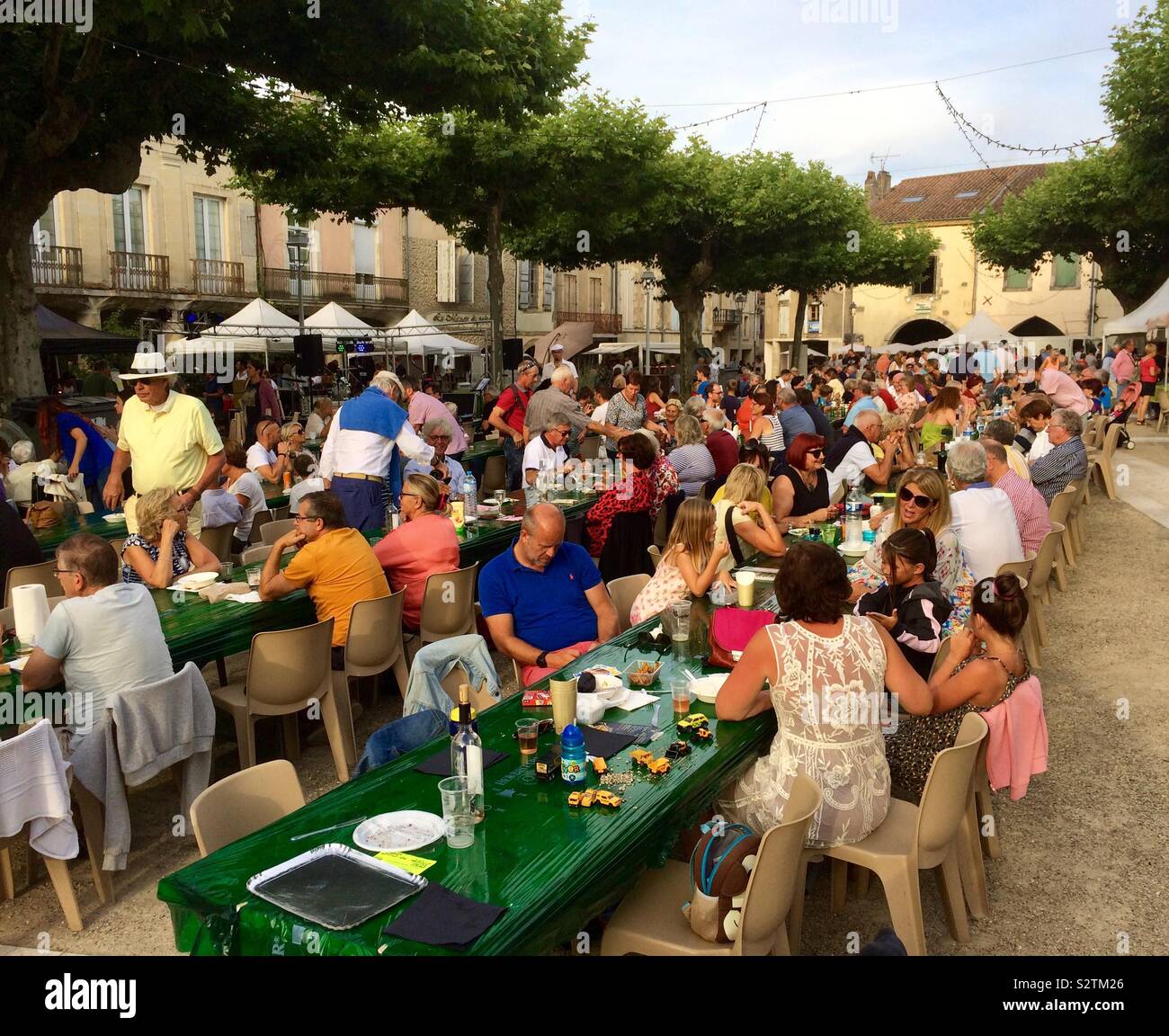 Midweek, all-ages, village get-together for eating and drinking in Sos, Aquitaine Stock Photo