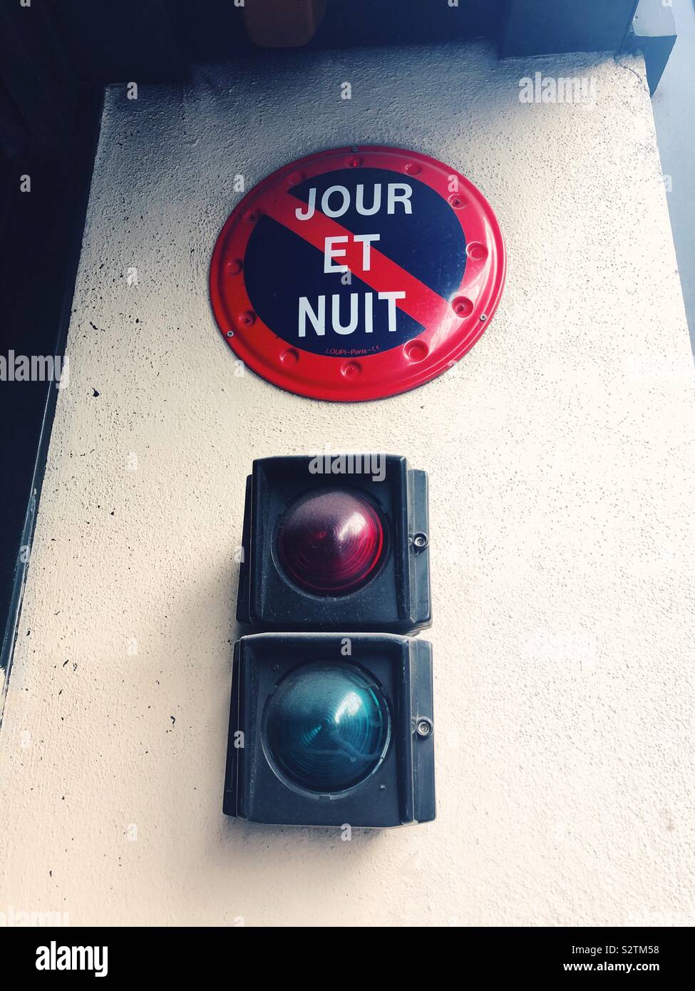 Jour et Nuit, No Parking sign, Paris, France Stock Photo