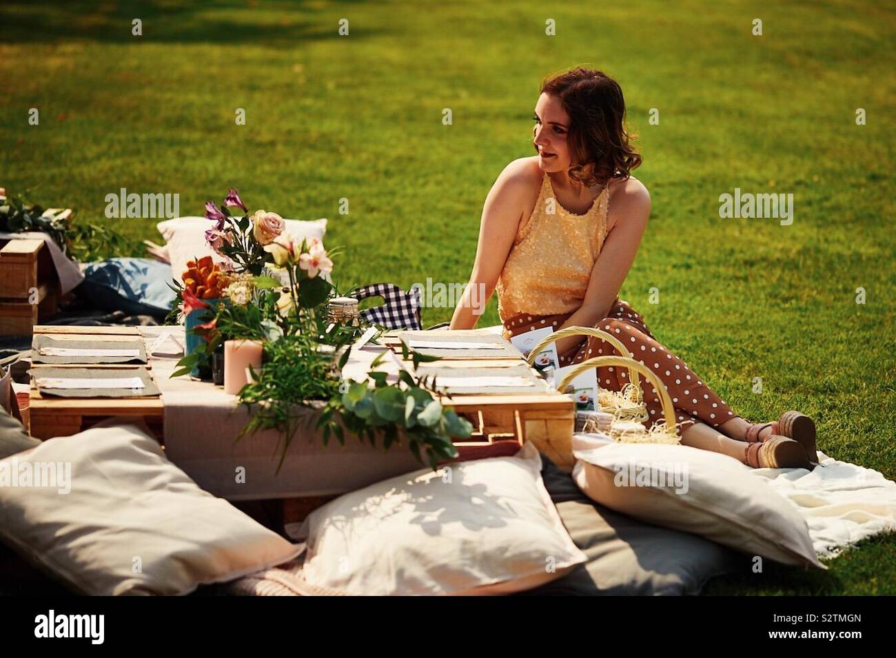 Picnic girl hi-res stock photography and images - Alamy