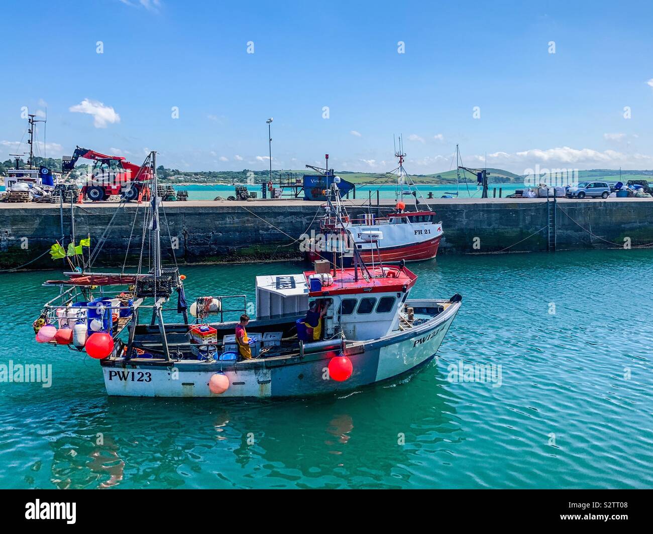Padstow harbour fishing boat hi-res stock photography and images - Alamy