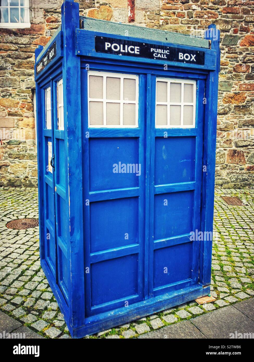 Blue police box hi-res stock photography and images - Alamy