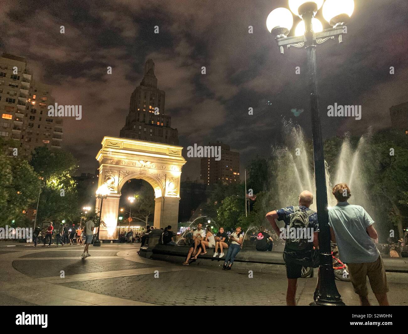 People hanging out in Washington Square Park in summer, West Greenwich Village, Manhattan, New York City, New York, USA Stock Photo