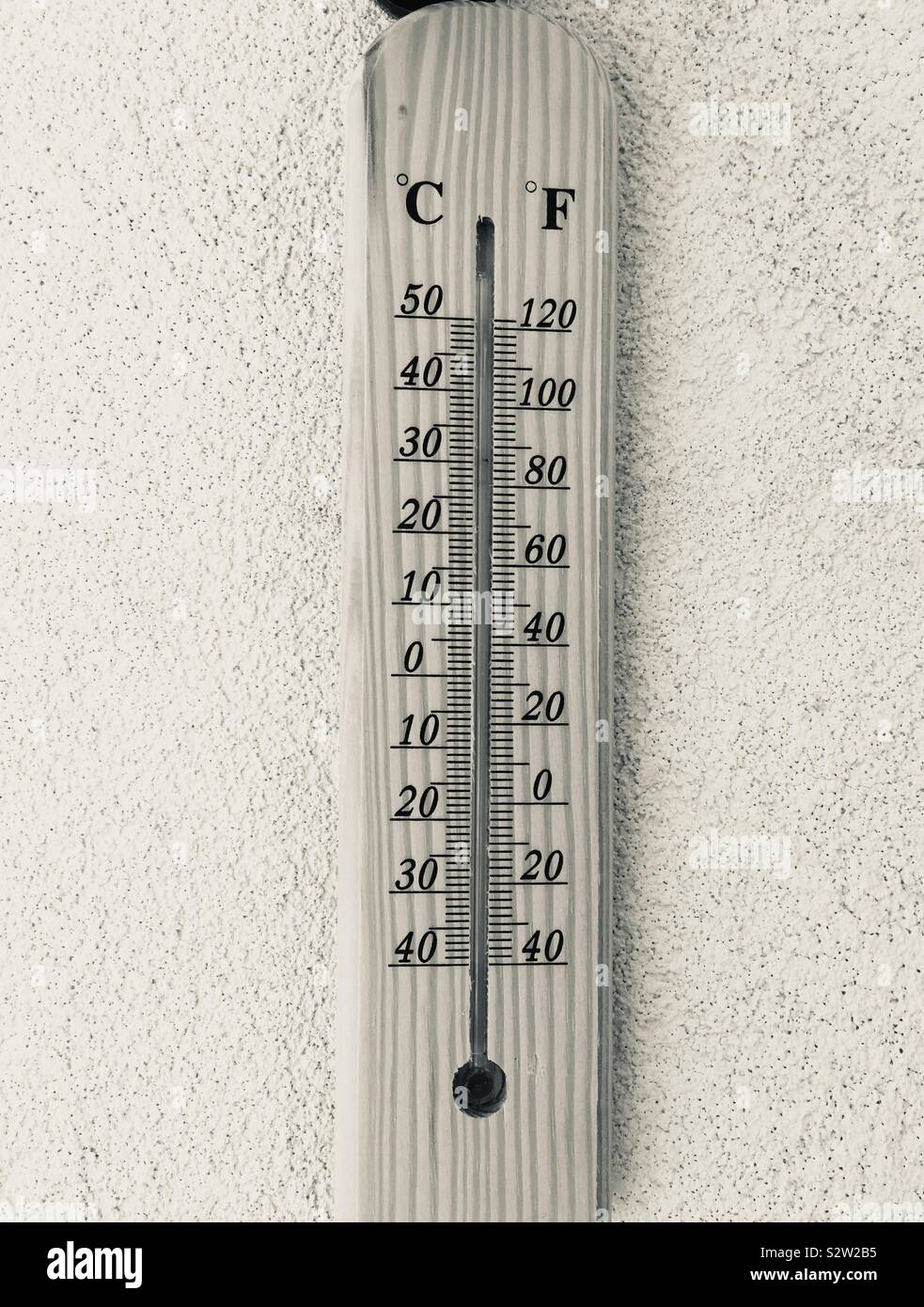 https://c8.alamy.com/comp/S2W2B5/outdoor-wall-thermometer-S2W2B5.jpg